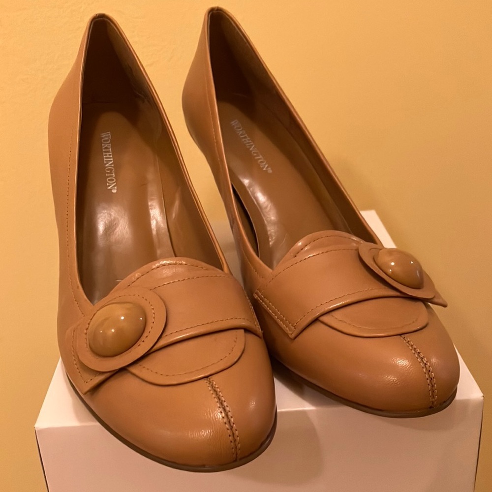 NWOT Button detail shoes